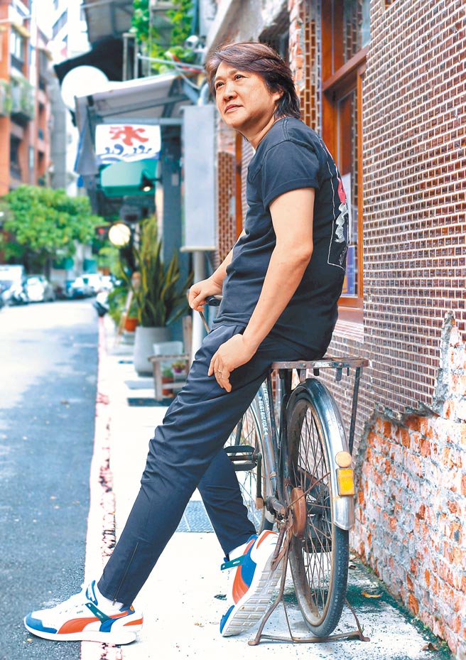 周治平日前推出相隔25年新专辑《中年男子》。（粘耿豪摄）