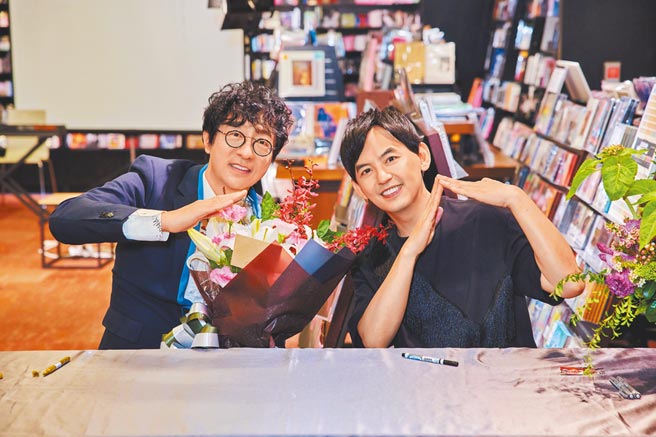 黃子佼（右）、蔣三省聯袂出席音樂分享會。（JMS蔣三省音樂提供）