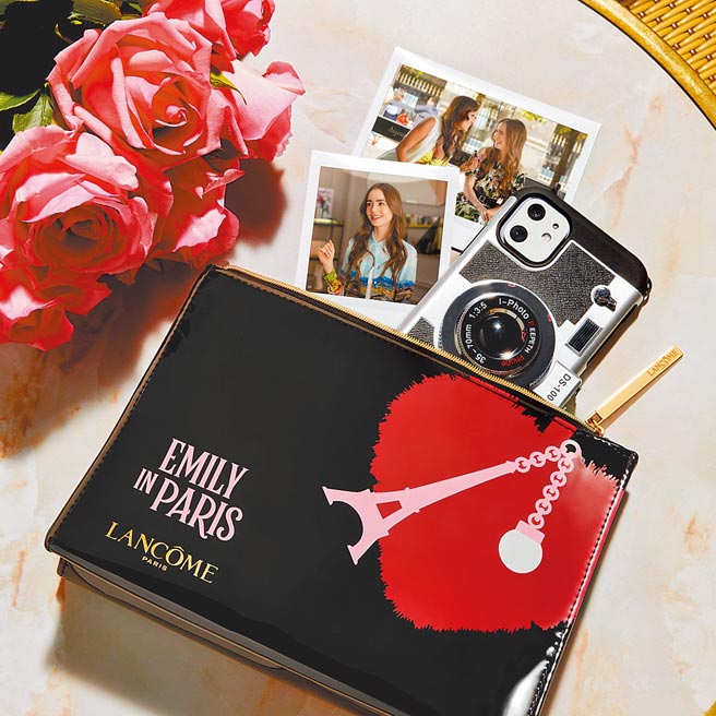 兰蔻艾蜜莉在巴黎限定化妆包情境图。（兰蔻提供）