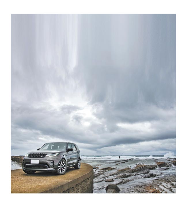 Land Rover Discovery搭载R-Dynamic外观套件，LED日行灯则予人更为锐利的眼神，试驾车为Discovery D250 R-Dynamic SE，车身为最新的Charente Grey夏朗德灰色，售价329万元起。（陈大任摄）