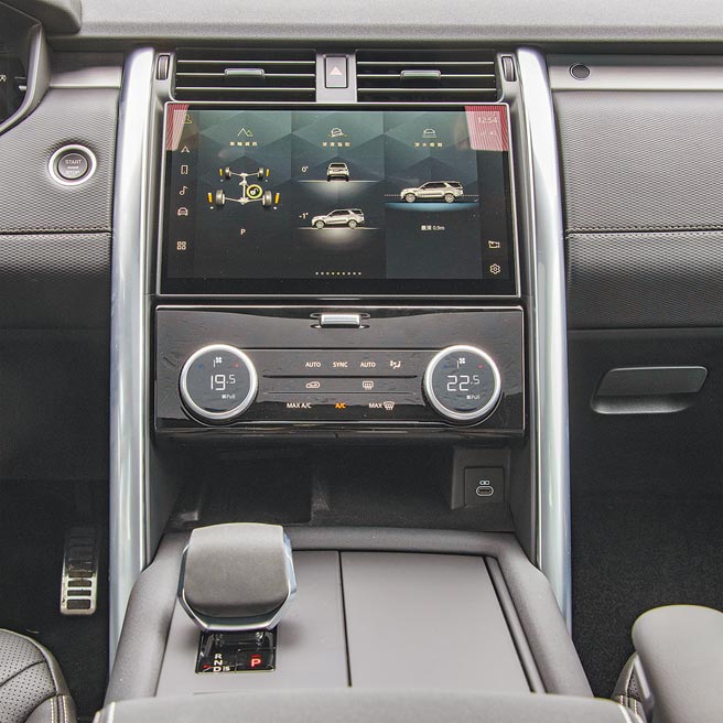 中央11.4吋曲面液晶显示幕。（陈大任摄）