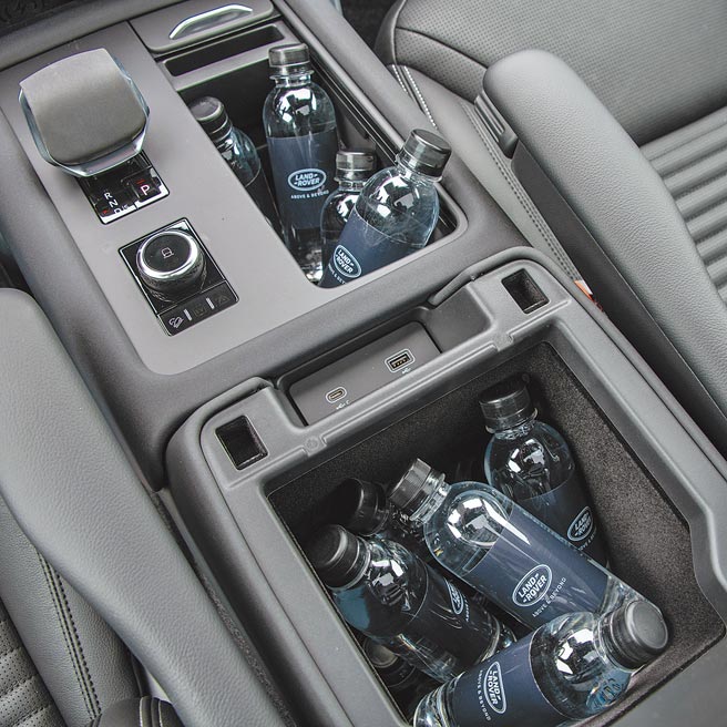 中央鞍座置物空间既深又大。（陈大任摄）