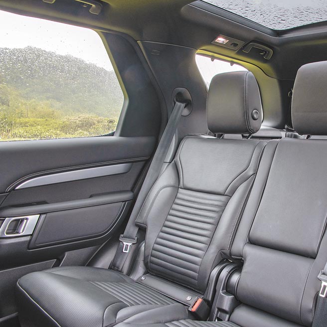 第二排座椅加长加厚更舒适。（陈大任摄）