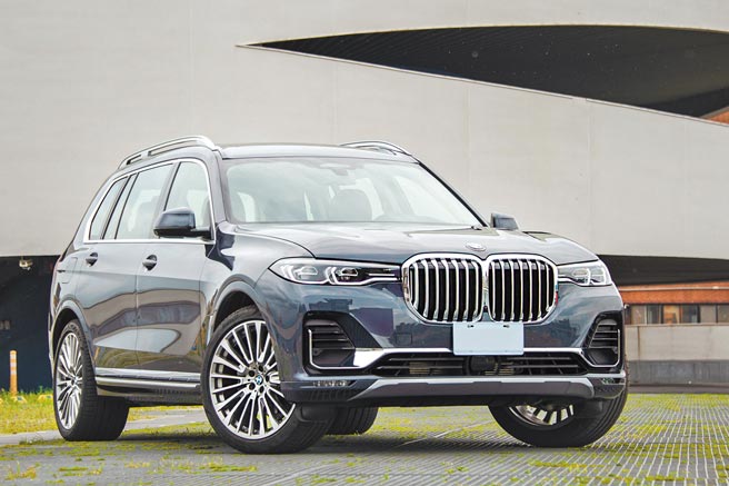 BMW X7为品牌全新旗舰运动休旅，在豪华大气的外观下，亦藉由富有运动风格的造型予人轻盈灵活的印象。（陈大任摄）