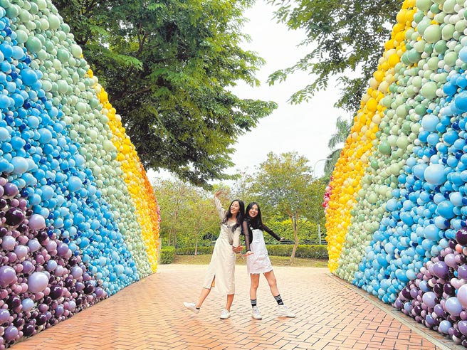 陶博馆户外陶瓷艺术园区「许愿糖果墙」由2万颗彩色陶球打造而成。（新北市政府文化局提供）