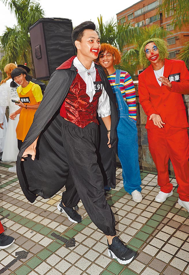 富邦悍将30日举办「菜鸟日」活动，江少庆化身吸血鬼。（富邦悍将提供）