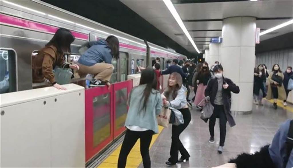 日本地铁日京王线发生随机伤人事件，因为车门无法自动开启，乘客跳窗逃生。不过有一截车厢的门被1名知道如何紧急开门的乘客开启，加速了该区域的逃生效率。图/TWITTER(photo:ChinaTimes)