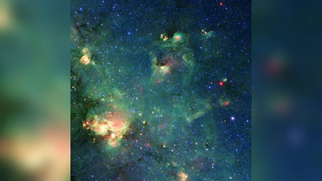 史匹哲望远镜拍摄的人马座附近的星云，被天文学家联想成哥吉拉。图/NASA/JPL-Caltech(photo:ChinaTimes)