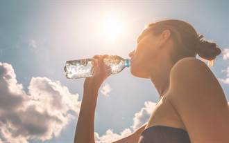 瓶裝水喝多會致癌？毒理學專家破迷思：喝到死不容易