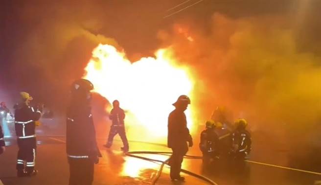 花莲市区近美崙工业区民宅昨深夜传出火警，火势猛烈，数公里即可看见火光，且现场大火不断延烧，火舌不时从浓烟窜出。（民眾提供／罗亦晽花莲传真）