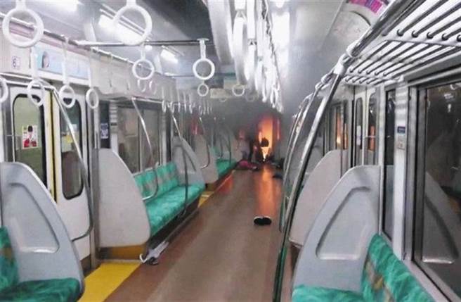 乘客正要從車廂起火處逃離。（截自推特@siz33）