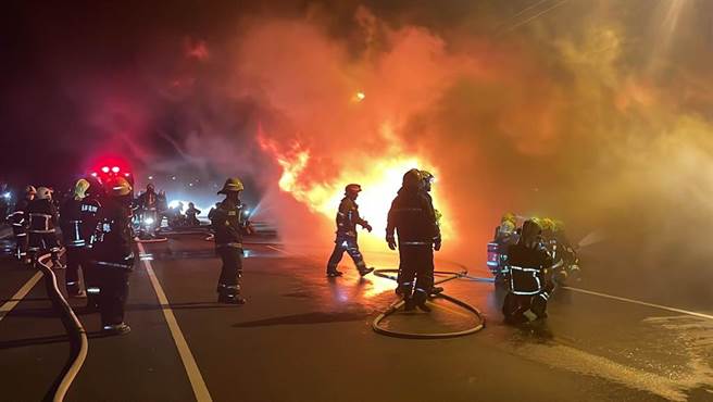 花莲市区近美崙工业区民宅昨深夜传出火警，火势猛烈，数公里即可看见火光，且现场大火不断延烧，火舌不时从浓烟窜出。（民眾提供／罗亦晽花莲传真）