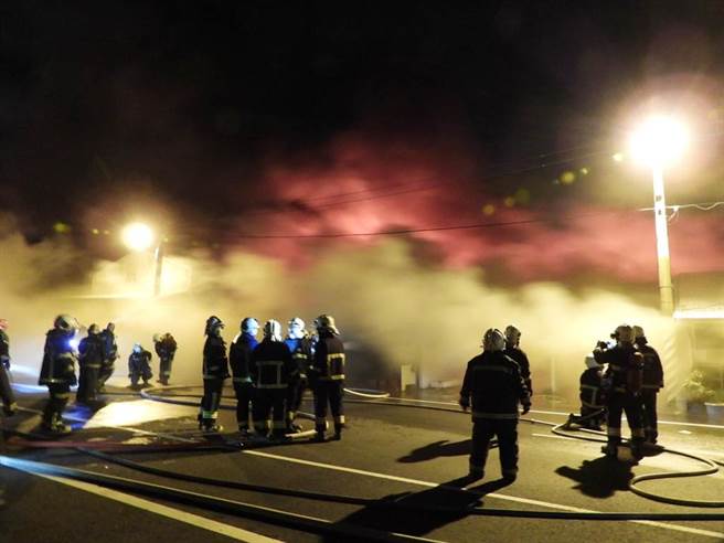 花莲市区近美崙工业区民宅昨深夜传出火警，火势猛烈，数公里即可看见火光，且现场大火不断延烧，火舌不时从浓烟窜出。（罗亦晽摄）