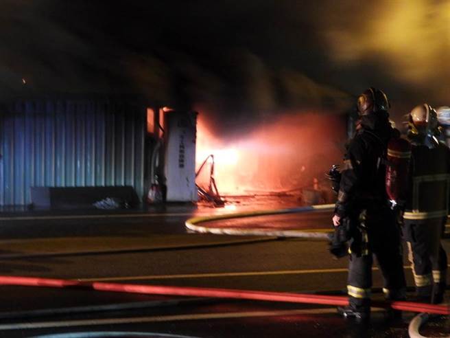 花莲市区近美崙工业区民宅昨深夜传出火警，火势猛烈，数公里即可看见火光，且现场大火不断延烧，火舌不时从浓烟窜出。（罗亦晽摄）