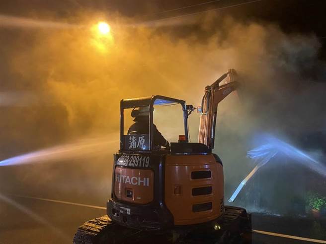 花莲市区近美崙工业区昨深夜传出火警，因现场为铁皮房屋，水线无法直接打到火点，消防人员也出动怪手破坏铁皮屋顶，帮助水线直接接触火点，最后在2个半小时后才逐渐控制火势。（罗亦晽摄）