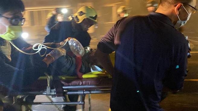 花莲市区近美崙工业区民宅昨深夜传出火警，屋内70岁的郑姓老妇则因行动不便，脸部稍微烧烫伤，不过生命迹象稳定。（罗亦晽摄）