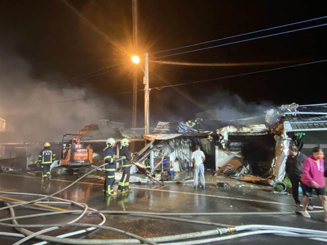 花莲市区近美崙工业区民宅昨深夜传出火警，火势猛烈，数公里即可看见火光，且现场大火不断延烧，火舌不时从浓烟窜出，消防队耗尽2个半小时才控制火势，而房屋也被大火烧得一片焦黑。（罗亦晽摄）