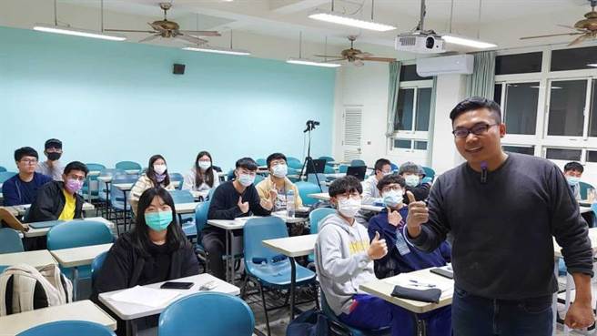 张旭教学方法活泼新颖，他还曾环岛到各大学免费上微积分，得到眾多学生肯定。（图／翻摄画面）