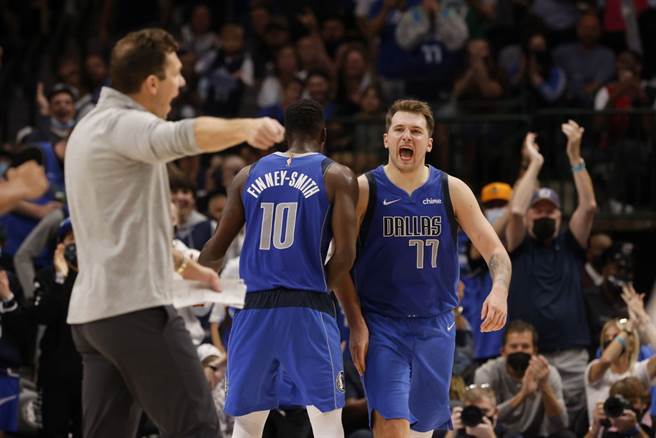 東契奇與隊友芬利史密斯慶祝進球。(美聯社)