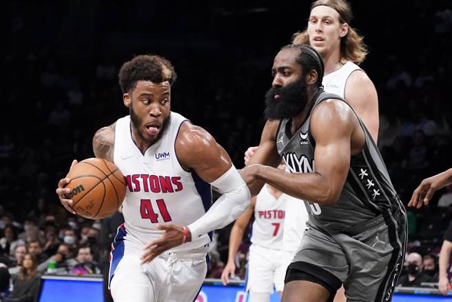 籃網後衛哈登(右)全力阻擋活塞前鋒薩迪貝運球突破。(美聯社)