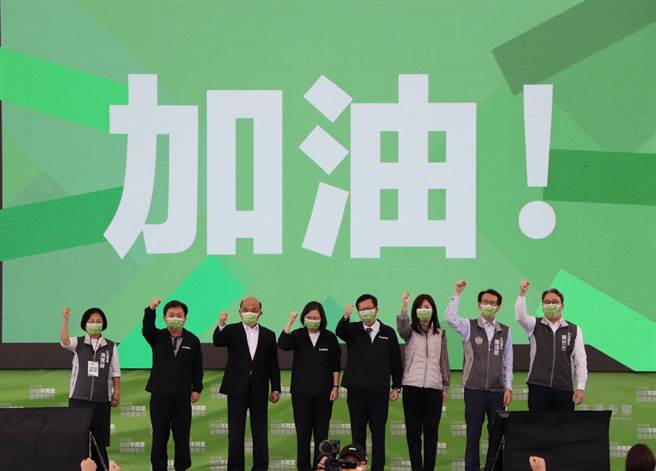 疫情緩解之後，台灣的政治口水快速地復活，是非標準人人一把號，各吹各的調。年底馬上要迎來的四大公投，藍綠吵翻天，但更遺憾的是口水多，討論少，實在讓人憂心。（賴佑維攝）。