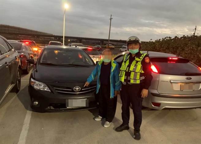 66歲老翁採買魚貨忘記車停哪，警繞遍竹圍漁港尋回。(翻攝照片／蔡依珍桃園傳真)