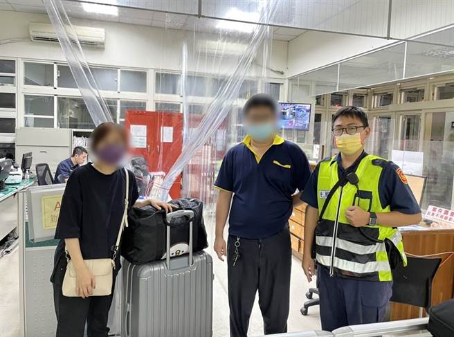 53岁郭姓女子接到员警通知又惊又喜，赶来领回自己的家当，也感谢员警的大力协助。（台中市第三分局提供／冯惠宜台中传真）