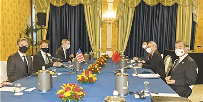 美国国务卿布林肯与中国外交部长王毅，10月31日在罗马举行的G20峰会场边召开会谈，布林肯清楚表达，反对北京造成两岸紧张。王毅则称台湾问题一旦处理失误，将对双方关系造成全局性破坏。（摘自中国外交部网站）