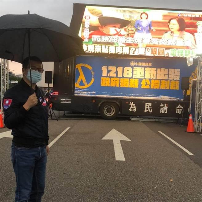 备战年底公投，国民党发起凯道夜宿49天活动，但因路权申请问题被迫中断。（图／摘自罗智强脸书）