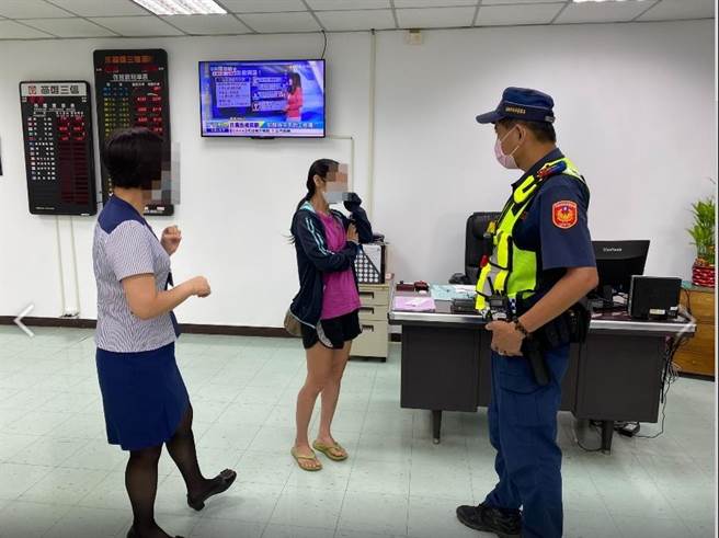 陈姓女子为筹父亲医药费及自己养老金，欲匯200万投资美元网站，警方和行员联手劝阻。（翻摄照片／石秀华高雄传真）