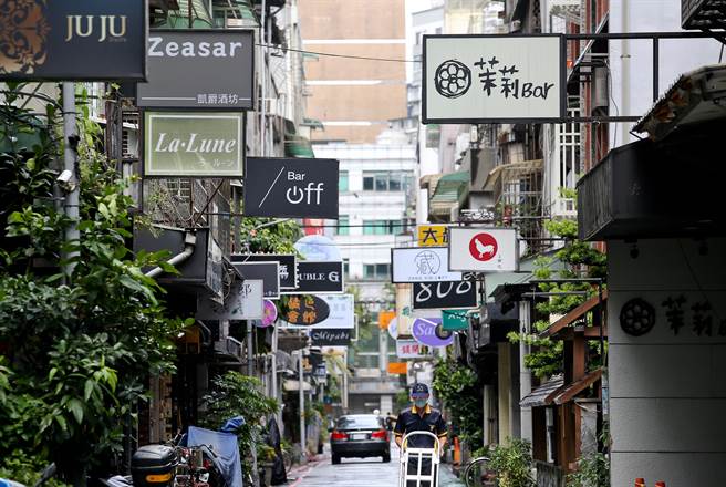 指挥中心指挥官陈时中日前宣布，2日起有条件开放无陪侍服务的夜总会、酒家、酒吧与理容院等八大场所，16日起开放有陪侍的八大。(示意图，陈俊吉摄)