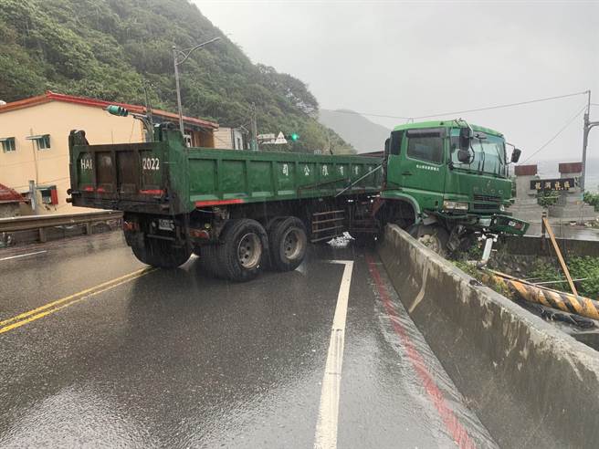曳引車衝出護欄，車頭懸空。（民眾提供）