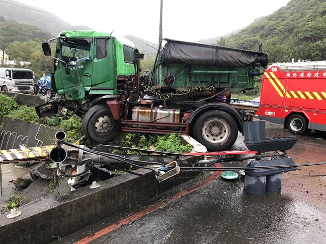 曳引車衝出護欄，車頭懸空。（民眾提供）