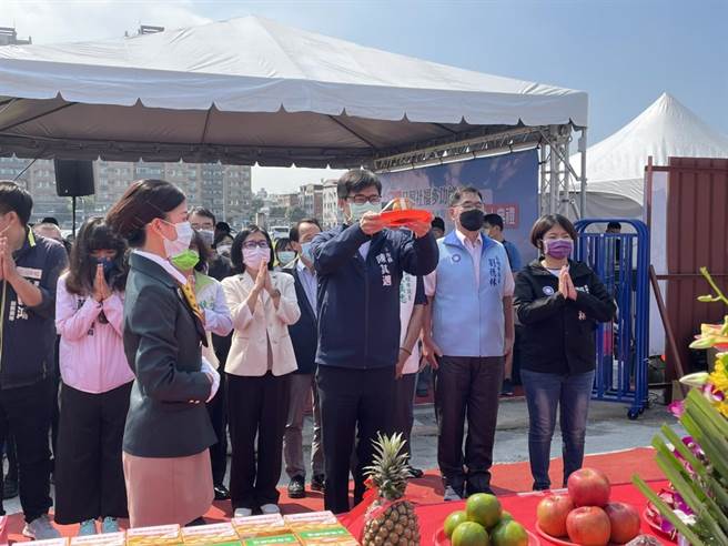 规画已久的凤山日照社福多功能中心正式动工，高雄市长陈其迈1日偕同副市长林钦荣参加动土典礼。（洪浩轩摄）