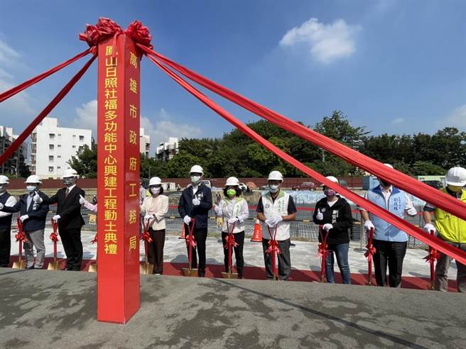 规画已久的凤山日照社福多功能中心正式动工，高雄市长陈其迈1日偕同副市长林钦荣参加动土典礼。（洪浩轩摄）