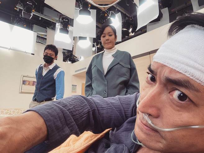 黄建群分享躺床拍戏照，包扎成这样仍然很帅。(翻摄自黄建群脸书)