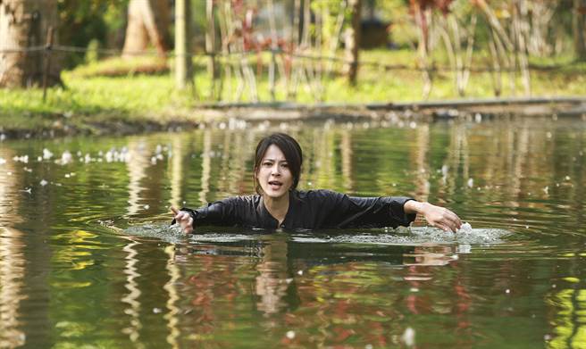 蘇晏霈劇中為了搶救寵物龜急著下水。（民視提供）