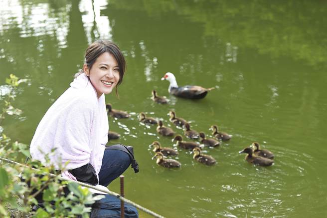 蘇晏霈為落水戲準備好幾條大毛巾。（民視提供）