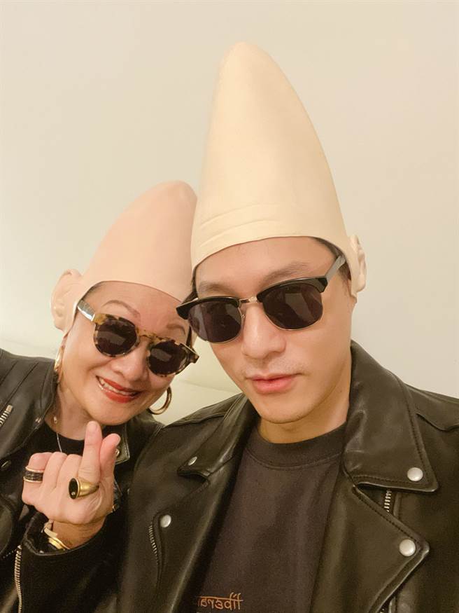 周湯豪跟比莉扮《尖頭外星族》裡頭角色的造型。（環球提供）