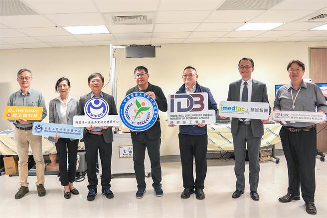 中醫大新竹附醫院長陳自諒、經濟部工業局民生化工組技正李家豪（右三）等人為中醫大建置智慧型超微創直腸癌臨床場域揭牌。（羅浚濱攝）