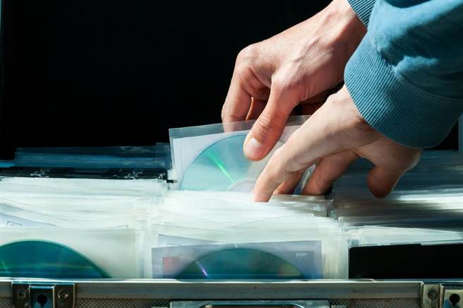 3名男子于网路卖盗版日本成人片，违反《着作权法》遭判刑。（示意图，达志影像/shutterstock）