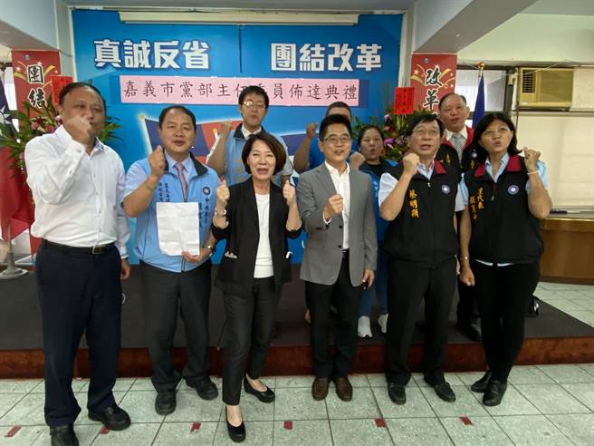 過去兩大黨行之有年的民調初選制度，的確到了變革的時候。這次民進黨顯然走向集權的方式來提名候選人，是好是壞還不知。至於國民黨，或許也應檢討過去的民調初選方式，畢竟那只是擺平不了黨內競爭時的便宜行事。（廖素慧攝）