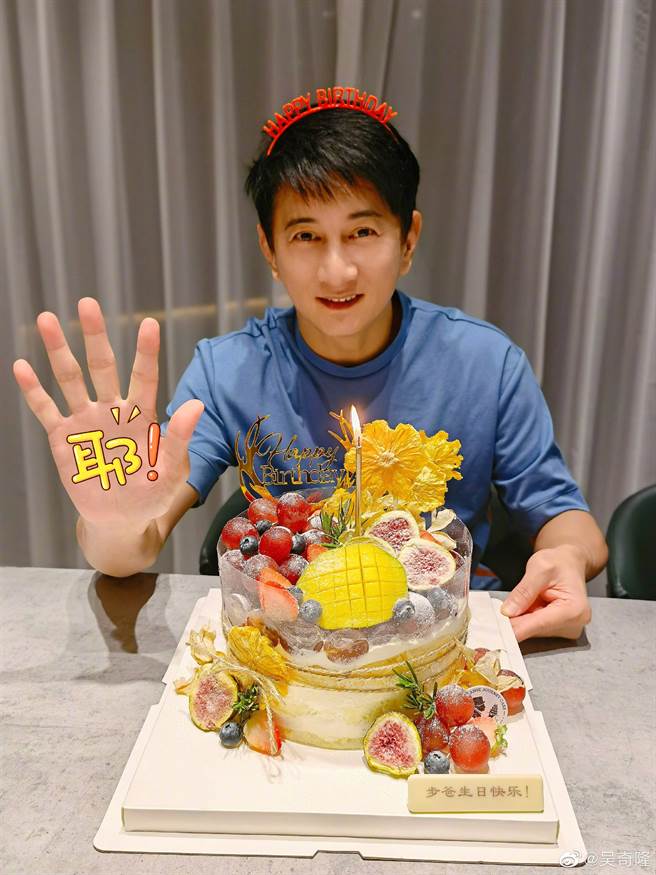 吳奇隆凍齡迎接51歲。（圖／取材自吳奇隆微博）
