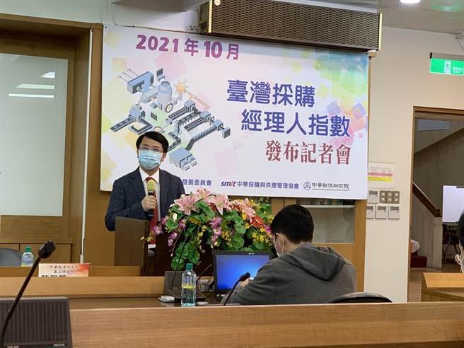 （中華經濟研究院院長張傳章公布10月臺灣採購經理人指數。圖／黃惠聆）
