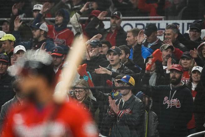 勇士队球迷在世界大赛比出战斧劈砍手势。（美联社）