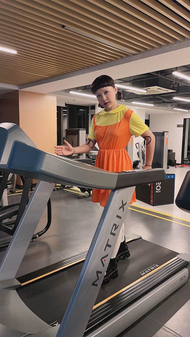 丁噹穿着「123木头人」关卡里的机器娃娃到健身房。（相信音乐提供）