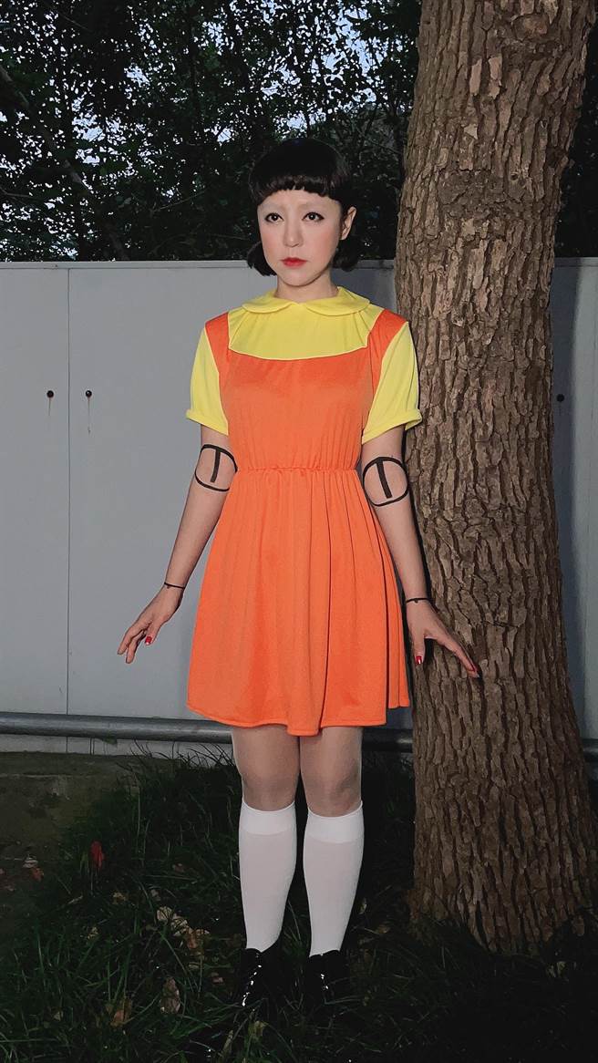 丁噹嘴里塞满红萝卜cos「123木头人」娃娃。（相信音乐提供）