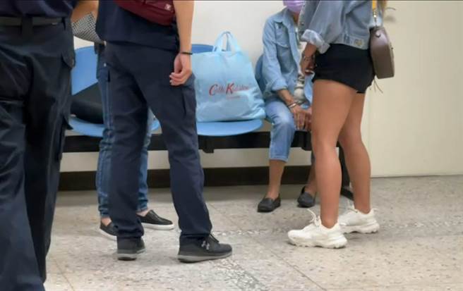 兒子遭警方16槍擊斃，陳母（坐者）與陪同的家屬不表示意見。（程炳璋攝）