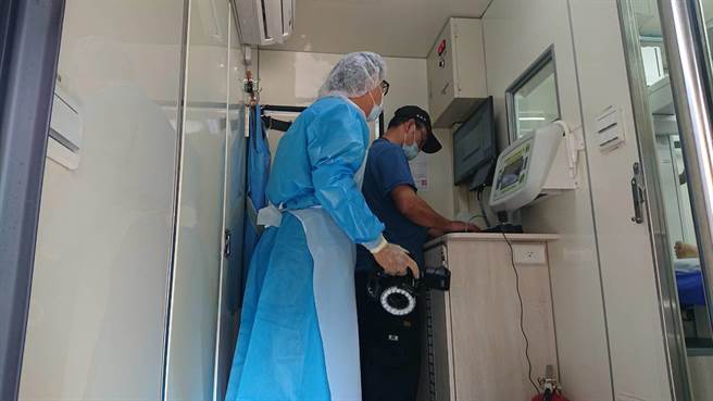 警方出動Ｘ光機勘驗車比對陳嫌體內彈道。（程炳璋攝）