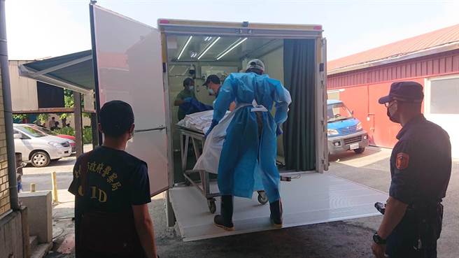 陳嫌大體被送上Ｘ光機勘驗車作彈道比對。（程炳璋攝）